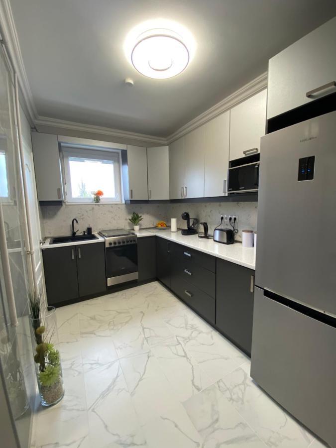 Oliaparman Apartment เอ็กเกอร์ ภายนอก รูปภาพ